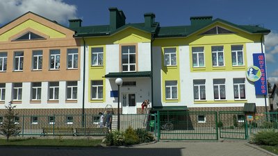 У дитячому садку "Янголятко" в Микитинцях медики сьогодні планово вакцинують працівників та їхні сім’ї. За день мобільна бригада щепила вакциною Pfizer 120 людей У дитячому садку "Янголятко" в Микитинцях медики сьогодні планово вакцинують працівників та їхні сім’ї. За день мобільна бригада щепила вакциною Pfizer 120 людей