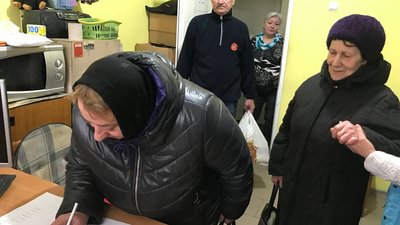 У Тернополі роздавали допомогу людям з інвалідністю