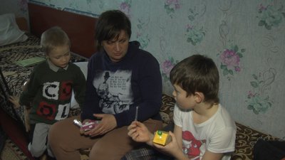 "Стріляли по хатах з гранатометів". Розповіді переселенців, яких прихистили на Вінниччині "Стріляли по хатах з гранатометів". Розповіді переселенців, яких прихистили на Вінниччині