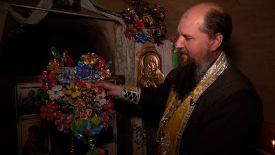 Глиняні стіни, царські ворота з фанери. Єдиний священник ПЦУ Новгород-Сіверської громади викопав підземну церкву
