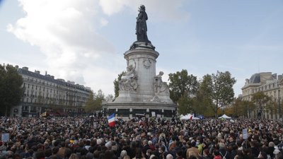У Франції тисячі людей вийшли на вулиці вшанувати пам’ять вбитого вчителя У Франції тисячі людей вийшли на вулиці вшанувати пам’ять вбитого вчителя