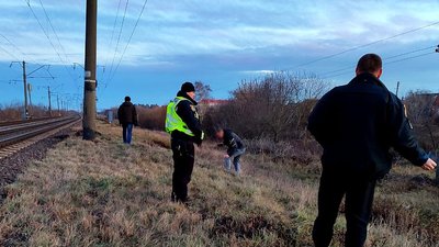 Поблизу залізничного переїзду у Бердичеві виявили тіло чоловіка: поліція просить його упізнати