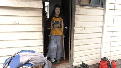 "Ще нічого не забулося": як на Конотопщині живе родина, яка рік тому ховалася в халабуді від обстрілів "Ще нічого не забулося": як на Конотопщині живе родина, яка рік тому ховалася в халабуді від обстрілів