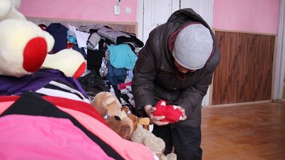 "Скарбничка добра". На Вінниччині в гумцентрі видають переселенцям теплі речі та побутову техніку "Скарбничка добра". На Вінниччині в гумцентрі видають переселенцям теплі речі та побутову техніку