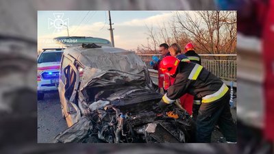 У Ніжині внаслідок зіткнення двох автомобілів до лікарні госпіталізували водія: він у реанімації