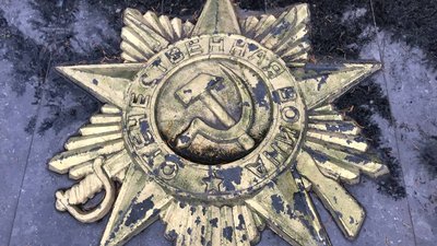 Барельєфи комуністичної символіки на меморіалі "Вічної слави" Барельєфи комуністичної символіки на меморіалі "Вічної слави"