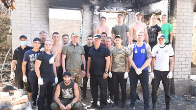 Курсанти з Одеси допомагають розбирати згарища на Луганщині Курсанти з Одеси допомагають розбирати згарища на Луганщині