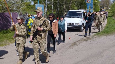 На Чернігівщині попрощалися з трьома військовими, які під час бойового завдання, загинули на Донеччині На Чернігівщині попрощалися з трьома військовими, які під час бойового завдання, загинули на Донеччині
