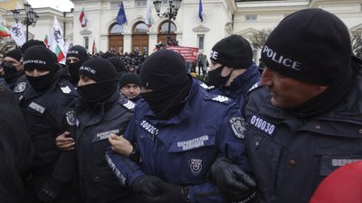 Штурмували парламент та вмикали російські пісні. У Болгарії протестували проти COVID-сертифікатів Штурмували парламент та вмикали російські пісні. У Болгарії протестували проти COVID-сертифікатів