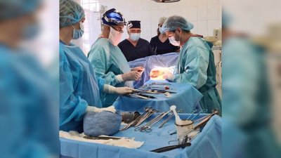 Хірурги під час операції з видалення кулі в Чернівецькій обласній лікарні
