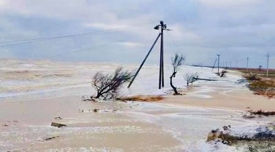 Шторм на Азові: з відрізаного від суходолу острова евакуювали 18 людей