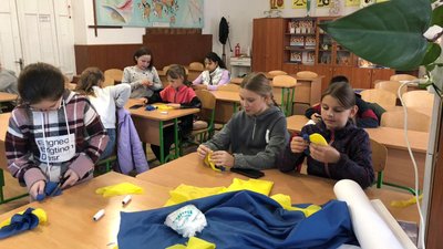 Закарпатські вихованці центру туризму виготовили янголів-охоронців для військових ЗСУ