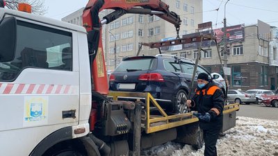 У Тернополі евакуювали автівку, яку припаркували в неналежному місці