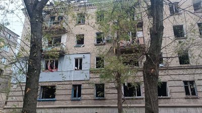 Пошкоджений багатоквартирний будинок під час обстрілу Костянтинівки Донецької області