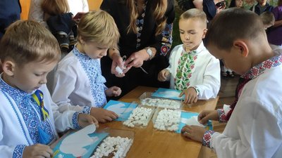 Замість квітів — гроші на дрон для військових: у луцькому ліцеї навчальний рік розпочався з уроків безпеки та квесту Замість квітів — гроші на дрон для військових: у луцькому ліцеї навчальний рік розпочався з уроків безпеки та квесту