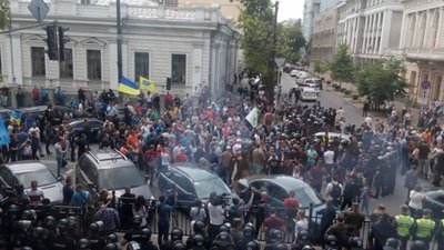 У Києві власники авто на єврономерах побилися з поліцією