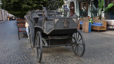 Карета на вулиці Кобилянській Карета на вулиці Кобилянській