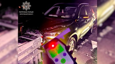 ДТП на Чернігівщині: п'яний водій на київській трасі врізався у відбійник