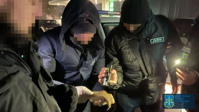 На Закарпатті поліцейському, що брав хабар за проїзд до кордону поза чергою, оголосили про підозру На Закарпатті поліцейському, що брав хабар за проїзд до кордону поза чергою, оголосили про підозру