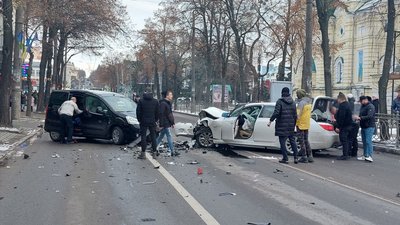 Влаштували перегони та спричинили ДТП: у центрі Рівного сталась аварія, яка заблокувала рух на кілька годин