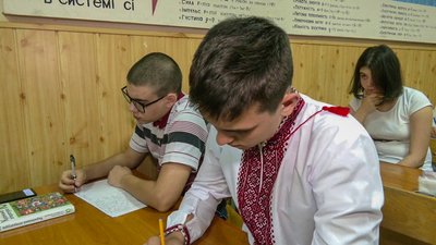 Учні кропивницької гімназії написали диктант національної єдності