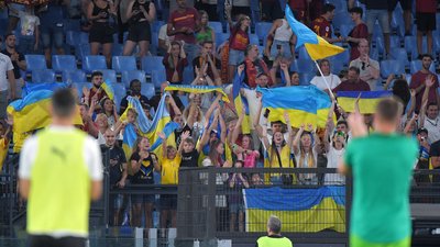 Українські вболівальники на матчі в Римі. Українські вболівальники на матчі в Римі.