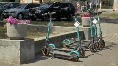 Прокат електросамокатів у Полтаві: чи є у місті інфраструктура для цього і кому можна їздити