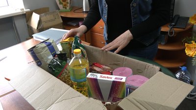 На Рівненщині переселенцям роздають набори продуктів від місцевих виробників На Рівненщині переселенцям роздають набори продуктів від місцевих виробників