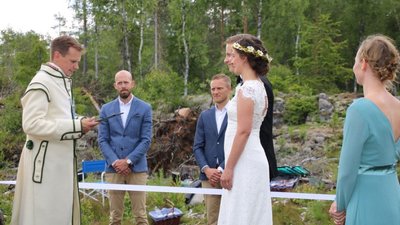 Швед та норвежка влаштували весілля на кордоні через карантин