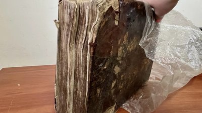 Київські митники вилучили Біблію, надруковану 1819 року Київські митники вилучили Біблію, надруковану 1819 року