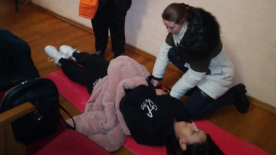 Викладачі медуніверситету навчають прикарпатців надавати невідкладну медичну допомогу під час війни Викладачі медуніверситету навчають прикарпатців надавати невідкладну медичну допомогу під час війни
