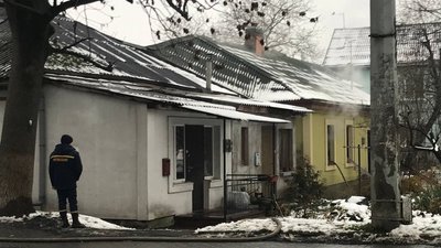 У центрі Луцька сталася пожежа – горить будинок напроти міської ради