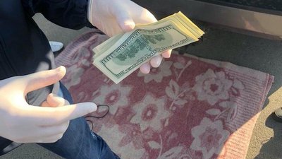 Співробітники СБУ затримали в Очакові рибінспектора при отриманні хабаря в $ 800 Співробітники СБУ затримали в Очакові рибінспектора при отриманні хабаря в $ 800
