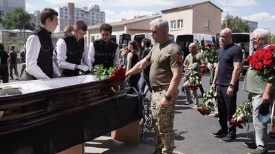 Оркестр, квіти та сльози: як в Одесі прощалися із загиблими 28 окремої механізованої бригади Оркестр, квіти та сльози: як в Одесі прощалися із загиблими 28 окремої механізованої бригади
