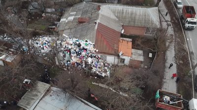 Сміття біля дому Тетяни Приходько Сміття біля дому Тетяни Приходько