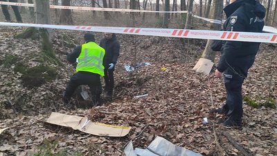 Задушив і закопав у лісі. В Одесі затримали чоловіка, якого підозрюють в умисному вбивстві сестри на Франківщині