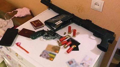 На Прикарпатті затримали угруповання, яке підозрюють у рейдерстві та вимаганні грошей На Прикарпатті затримали угруповання, яке підозрюють у рейдерстві та вимаганні грошей
