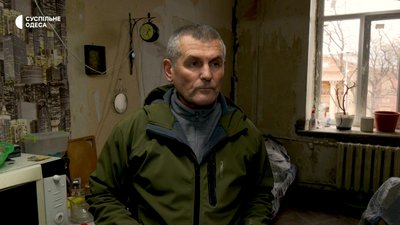 Сергій Танічкін, мешканець будинку в Одесі, фасад якого почав протікати після ракетного удару Сергій Танічкін, мешканець будинку в Одесі, фасад якого почав протікати після ракетного удару