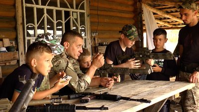Дисципліна і навчання. Як діти проходять вишкіл у "Карпатському легіоні" Дисципліна і навчання. Як діти проходять вишкіл у "Карпатському легіоні"