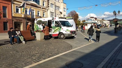 Мобільний пункт щеплення в Ужгороді: за перші три години вакцинувалися 35 людей