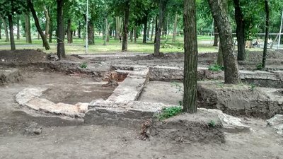 У Дніпрі археологи, шукаючи могилу мецената Поля, розкопали фундамент апсиди церкви Св. Лазаря У Дніпрі археологи, шукаючи могилу мецената Поля, розкопали фундамент апсиди церкви Св. Лазаря