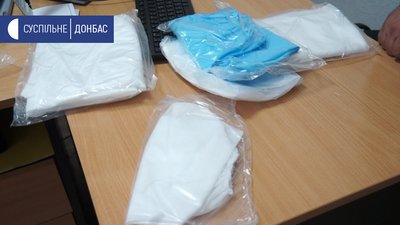 Лікарні на Донеччині передали захисні костюми від благодійників з Німеччини