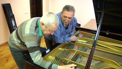 Чому професія настроювача струнно-клавішних музичних інструментів вимирає. СУСПІЛЬНЕ | ВІДЕОНОВИНИ