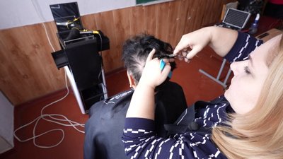 У Приютівській громаді на Кіровоградщині їздить "Мандрівна перукарня". Як вона працює й де взяли гроші на її відкриття У Приютівській громаді на Кіровоградщині їздить "Мандрівна перукарня". Як вона працює й де взяли гроші на її відкриття