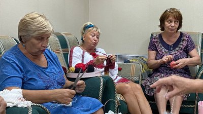Плетуть маскувальні сітки та в'яжуть шкарпетки. Як люди з інвалідністю та пенсіонери з Дніпра допомагають ЗСУ Плетуть маскувальні сітки та в'яжуть шкарпетки. Як люди з інвалідністю та пенсіонери з Дніпра допомагають ЗСУ