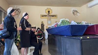 Російський снаряд вбив їх біля власного будинку. У Херсоні попрощалися з подружжям Сидоренків Російський снаряд вбив їх біля власного будинку. У Херсоні попрощалися з подружжям Сидоренків