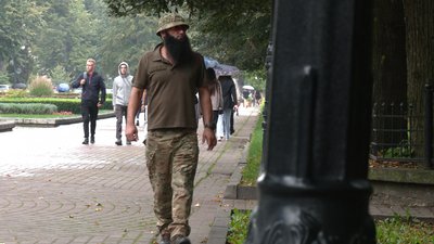 Руслан Кнігніцький з Івано-Франківщини рятує поранених бійців на "нулі" Руслан Кнігніцький з Івано-Франківщини рятує поранених бійців на "нулі"