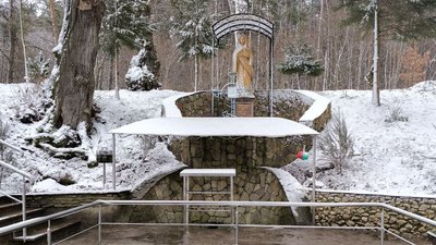 Фігура Матері Божої та джерело в Лішні Фігура Матері Божої та джерело в Лішні