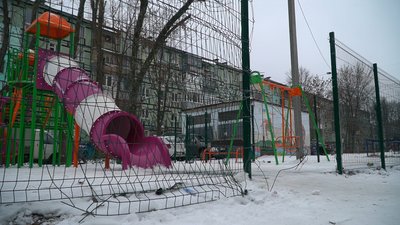 Спускаються з гірки та врізаються в огорожу. Чому дитячий майданчик у Дніпрі став небезпечним