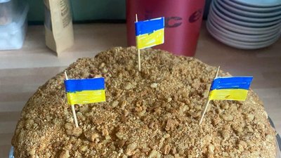 Торти з назвами українських міст: як харків'янка, яка евакуювалася до Британії, хоче допомагати рідному місту Торти з назвами українських міст: як харків'янка, яка евакуювалася до Британії, хоче допомагати рідному місту